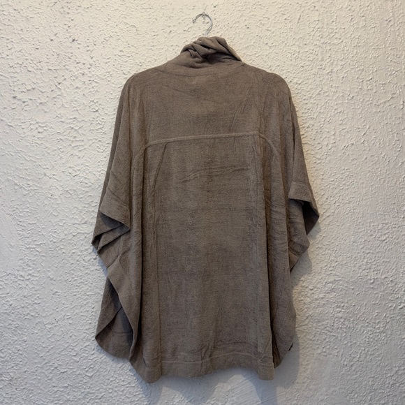 BAREFOOT DREAMS CozyChic Ultra Lite Weekend Poncho in Nickel - Picture 5 of 6